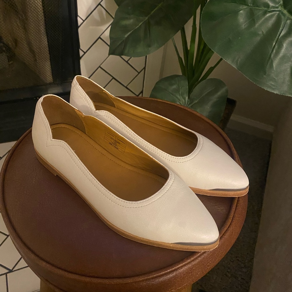 Tecovas White Leather Flat Pointed Toe Metallic Trim Slip On Women's Size 7